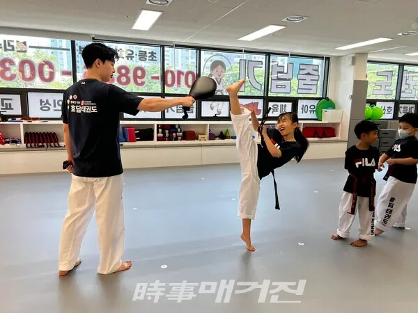 김대연 관장이 발차기 수련을 지도하고 있다. (사진_효담태권도 제공)