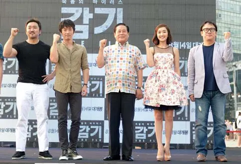 ▲ 1년 내내 여행객들의 발길이 끊이지 않으며 매년 정월 대보름날의 달맞이축제를 비롯해 북극곰 수영대회, 모래 작품전, 부산바다축제 등 다양한 축제들로 즐거움을 주는 해운대는 특히 부산국제영화제가 열리는 10월이면 영화 마니아들의 시선이 집중되는 곳이다.