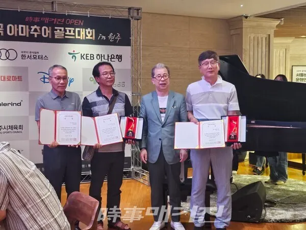 신페리오 남자부문 수상자들과 시사매거진 김길수 회장이 기념촬영을 하고 있다.(사진_시사매거진)