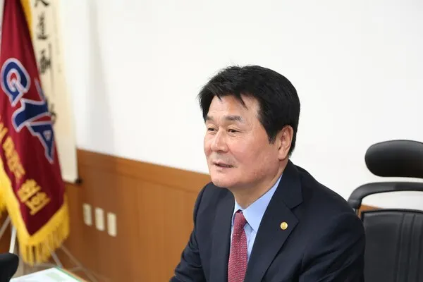 이영석 회장은 전라남도 대표선수 출신으로 1986년부터 협회 총무이사, 협의회 총무, 전무이사로 활동하며 다져온 풍부한 실무 경험과 친화력으로 통합 광주광역시태권도협회장에 선출된 젠틀맨 회장으로 지역 태권인 들의 화합과 태권도 발전에 기여하고 있다.(사진_이영석 회장 본인 제공)
