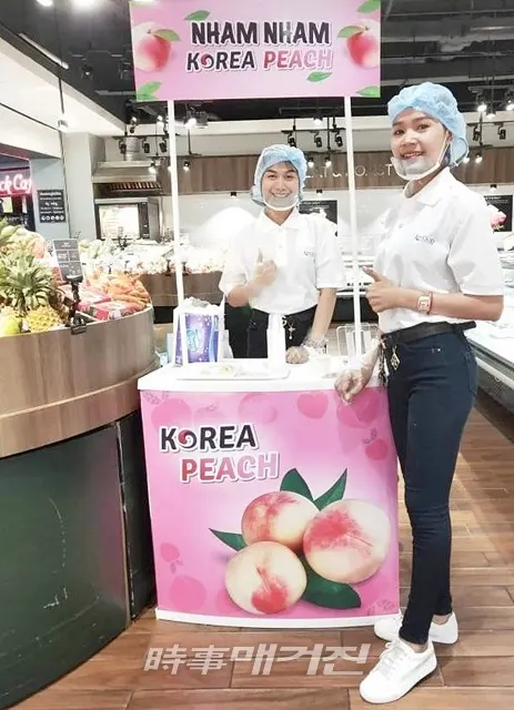 우리나라의 대표적인 여름 제철과일 복숭아가 캄보디아 현지 대형유통매장에 처음으로 선보인다.사진은 캄보디아 대형유통업체 한국 복숭아 판촉행사모습이다.(사진_한국농수산식품유통공사)
