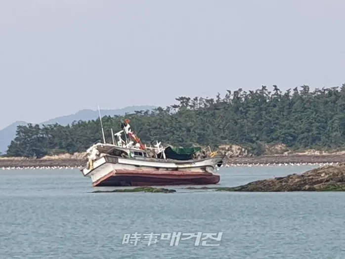 목포해양경찰서는 13일 마진도 인근에서 2명이 승선한 어선이 암초에 얹혀 좌초돼 긴급 구조했다.(사진_목포해양경찰서)