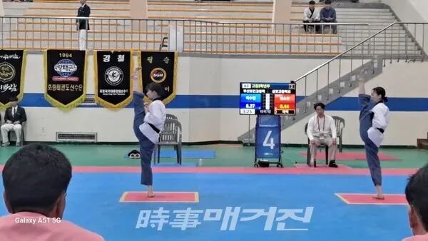 품새 경기에 임하고 있는 고등부 여자선수들(사진_박경환 기자)