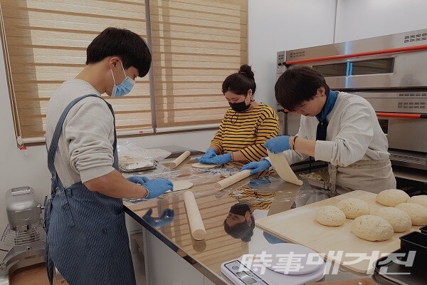 지난 2일 대동면 향교전통 복화문화센터에서 문을 연 창업체험 공유카페 ‘담 담’에서 창업 체험 교육을 받고 있는 예비 청년 창업자들/사진=함평군청 제공