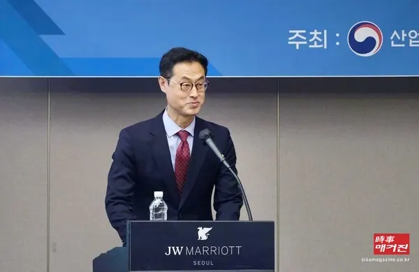 업통자원부 국가기술표준원(이하 국표원) 진종욱 원장이 14일(수) 인천 송도에 소재한 바이오의약품 전문 기업인 ㈜바이넥스와 한국건설생활환경시험연구원 바이오본부(이하 KCL)를 방문했다.(사진_뉴시스)