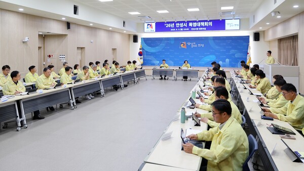 시는 3일, 김보라 시장 주재로 긴급회의를 열고, 8월 확대간부회의의 주요 안건을 폭염 대책으로 삼으며 부서별 대응 현안과 향후 계획을 논의했다. (사진_안성시)