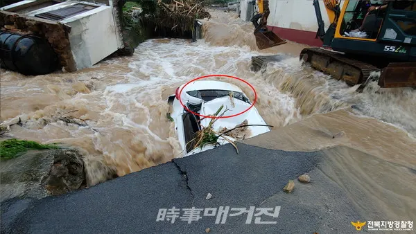 남원 섬진강 고립된 택시운전자 구조(사진_전북청)