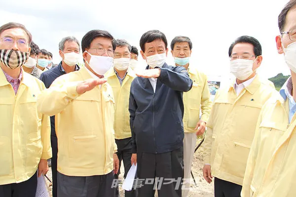 나주시는 "지난 주 기록적인 폭우와 하천 제방 붕괴 등 심각한 침수 피해를 입어 행정안전부가 13일 추가 선포한 특별재난지역에 포함됐다"고 밝혔다.사진은 나주시 문평천 제방 유실 현장을 방문한 진영 행정안전부 장관에게 제방 복구 작업 추진 상황에 대해 설명하고 특별재난지역 지정을 건의하기도 했다. (사진_나주시청)