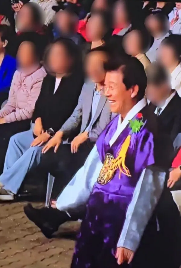 박범인 금산군수가  금산 인삼 축제장에서 춤추고 있다. (사진_제보)