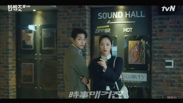 tvN 주말 드라마 '빈센조' 전여빈의 완벽한 오피스룩이 화제다. ‘빈센조’ 홍차영 캐릭터를 완벽하게 소화하며 대체 불가한 배우임을 입증한 전여빈은 감각적인 오피스룩을 선보이며 여성 시청자들의 눈길을 사로잡고 있다. (사진_tvN ‘빈센조)