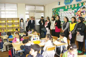 ▲ 부여초등학교는 수요자 중심의 방과 후 학교를 운영하면서 보육프로그램을 포함한 가야금, 국악, 합창 등의 22개 특기 적성프로그램을 편성해 1학년에서부터 6학년까지 모든 학생들이 참여할 수 있도록 운영하고 있다. 이 같은 맞춤형 프로그램을 통해 학생들의 소질과 적성을 조기에 계발·신장할 수 있는 계기를 만들어 세계화·정보화 시대의 우수한 기능인 육성기반을 조성하고, 학생들이 스스로 자신의 진로를 인식하고 선택할 수 있도록 지도하고 있다.