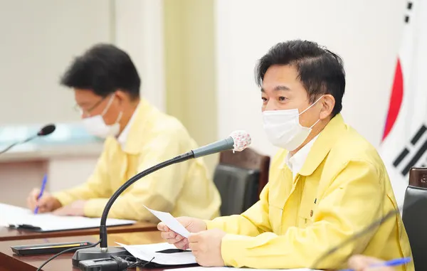 23일 오전 원희룡 지사가 제주도 수돗물 유충 발생관련 긴급회의를 주재하고 있다.