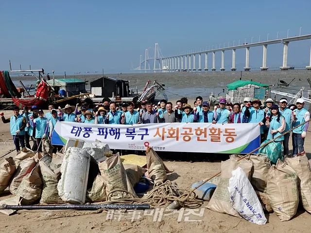 국민건강보험공단이 주최하고 광주지역본부에서 주관으로한 건강 봉사단 50여명이 4일 전남 신안군 압해읍(송공리)에서 ‘제18호 태풍 미탁 ’내습에 따른 피해복구 및 해양쓰레기 수거 봉사활동을 실시했다.(사진_신안군청)