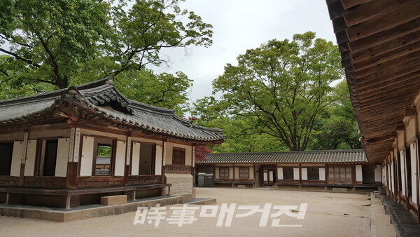 연경당 안채와 120칸 행랑. 행랑채는 주로 노비들이 기거했다. 옛날 사대부 집은 99칸이었으나 연경당은 그 당시 120칸이었다. 그러나 현재는 109칸 반정도가 남아있다. 중행랑채에 기거하는 노비들은 바깥행랑채에 기거하는 노비들보다 급이 높는 비복이었다. 노비뿐만 아니라 주인 내외와 면식이 있는 손님도 이 행랑채에서 묵으며 지냈다. (사진_안나겸 기자)