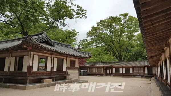 연경당 안채와 120칸 행랑. 행랑채는 주로 노비들이 기거했다. 옛날 사대부 집은 99칸이었으나 연경당은 그 당시 120칸이었다. 그러나 현재는 109칸 반정도가 남아있다. 중행랑채에 기거하는 노비들은 바깥행랑채에 기거하는 노비들보다 급이 높는 비복이었다. 노비뿐만 아니라 주인 내외와 면식이 있는 손님도 이 행랑채에서 묵으며 지냈다. (사진_안나겸 기자)