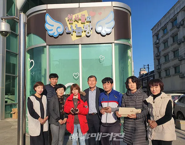 강진군장애인종합복지관에서 천사들의 나눔방에 우드버닝 작품을 기부했다. (사진_강진군)