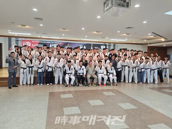 교육을 마치고 문대선 회장이 중앙 회원들과 기념 촬영을 하고 있다. (사진_이재욱 기자)