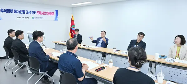 홍성주 대구시 경제부시장은 2일 대구농수산물도매시장을 찾아 추석 성수품 수급 상황과 주요 농수산물의 가격 동향을 점검했다.(사진_대구시)