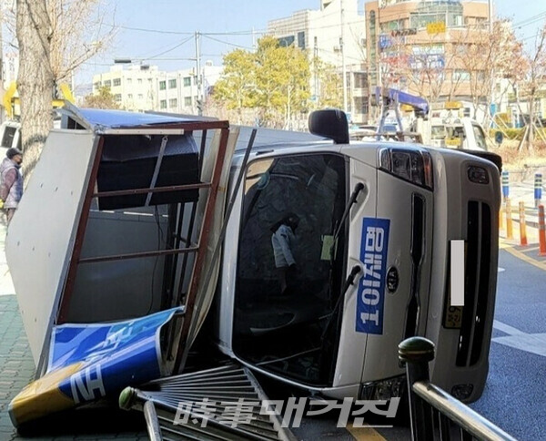 제20대 대통령선거 공식 선거운동 첫날 쓰러진 이재명 유세차(사진_독자 제공)