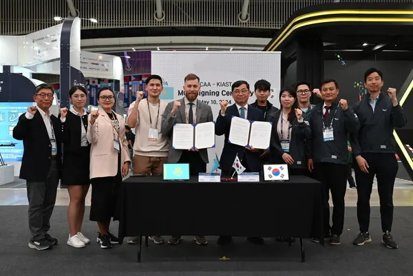 5월 10일 인천 송도 대한민국 드론박람회장에서 항공안전기술원과 카자흐스탄 드론협회의 양 기관 관계자들이 MOU 체결 후 기념촬영을 하고 있다.(사진_항공안전기술원)