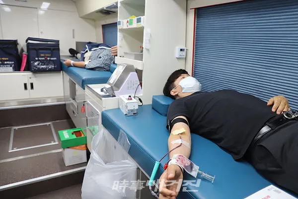 광주·전남지방병무청 「행복더하기 봉사단」은 “코로나19 장기화에 따른 혈액수급 부족 해결을 위해 17일 올해 세 번째 단체헌혈을 실시했다”고 밝혔다.(사진_광주·전남지방병무청)