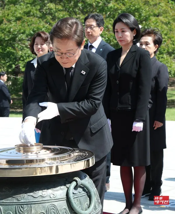 이재명 대통령과 부인 김혜경 여사가 4일 서울 동작구 국립서울현충원 현충탑 참배를 했다.(사진_뉴시스)