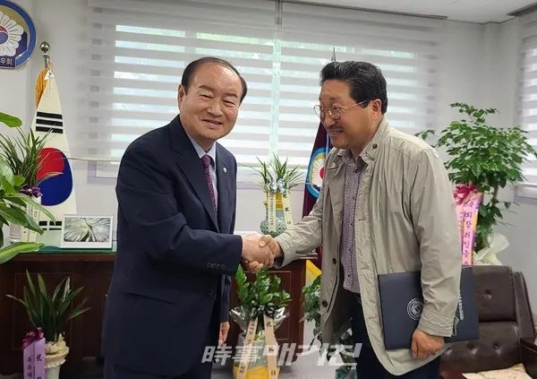 경우회 뺏지, 회원증 수여 기념촬영(사진_시사매거진)