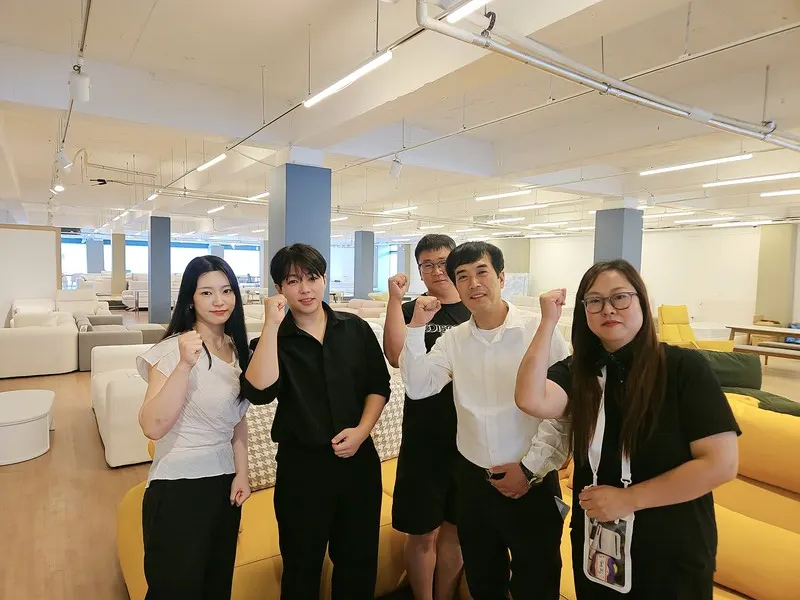 (사진제공 = 욉쪽 두번째 노동진대표와 임직원 /  리퍼니처 군산점)
