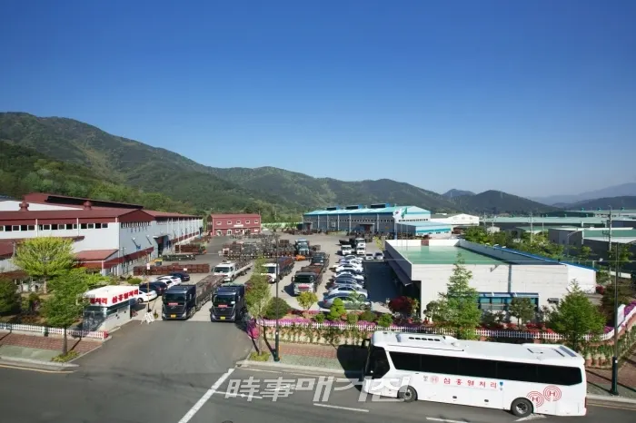 삼흥열처리 전경. 삼흥열처리는 1985년 11월 1일에 설립, 지난 33년 동안 단조품 열처리 전문기업으로써 자동차, 중장비산업기계 등 주요 핵심 단조품 1,500여 종을 연속로에서 열처리하고 있으며, 일 생산량 550톤이란 엄청난 생산능력으로 세계 최대의 단조품 전문 열처리 공장으로 발전, 업계 리딩기업이다.