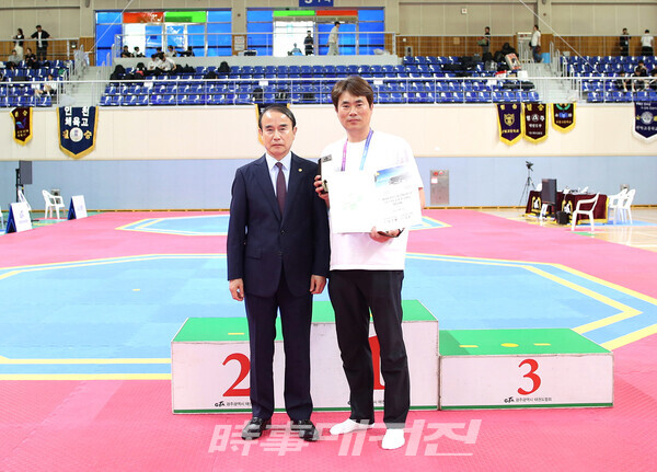 제 28회 광주 5.18전국태권도대회 남자 중등부 우수지도상 황한삼지도자 (사진_정연수 기자)