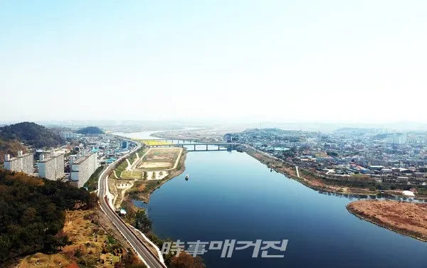 나주시는 "오는 20일 오전 11시 시청 대회의실에서 선도정책과제 성공적 추진을 위한 개방적 정책 협치 구조의 ‘민관공동위원회’를 공식 출범한다"고 19일 밝혔다.사진은 나주 양산강과 원도심 전경이다.(사진_나주시청)