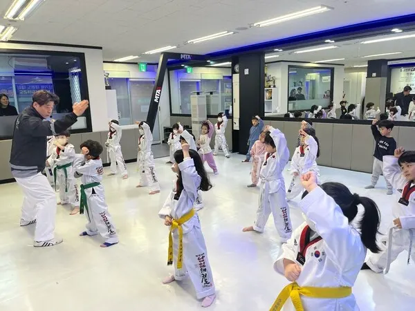 기본동작을 설명하며 태권도 수련하는 모습 (사진제공_남일태권도장 이현주 관장)
