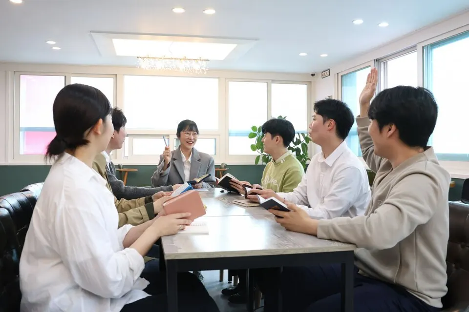 신천지 부산야고보지파 청년들이 인맞음 확인 시험을 준비하며 성경 공부를 하고 있다.(사진_신천지 부산야고보지파)