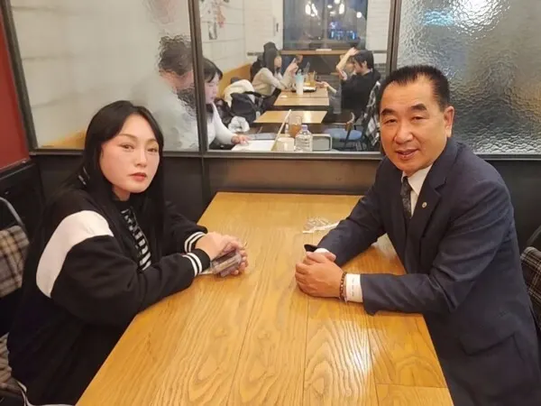 고)박도하 군 어머니와 최재춘 단장이 한 카페에서  이야기를 나누고 있다.(사진_태권도유네스코추진단)