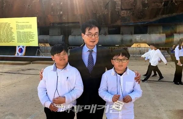 강진드림오케스트라 단원이 연주회를 마치고 이승옥 군수와 기념사진을 남겼다. (사진_강진군)