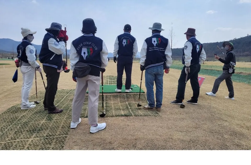 광주·전남 파크골프 회원들이 경기를 하고있다(사진_한국저널리스트대학교육원)