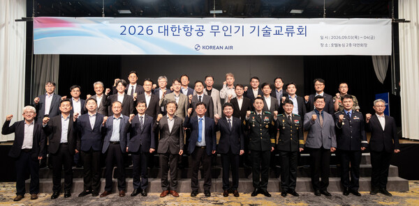 3일 부산 동래구 호텔농심에서 열린 '2026 대한항공 무인기 기술교류회'에서 정재권 항공우주시스템공학회장, 임진규 대한항공 항공우주사업본부장, 김득봉 드론작전사령관, 이만희 육군방공학교장 등 주요 참석자들이 차세대 무인기 기술 협력 의지를 다지며 기념촬영을 하고 있다.(사진_대한항공)