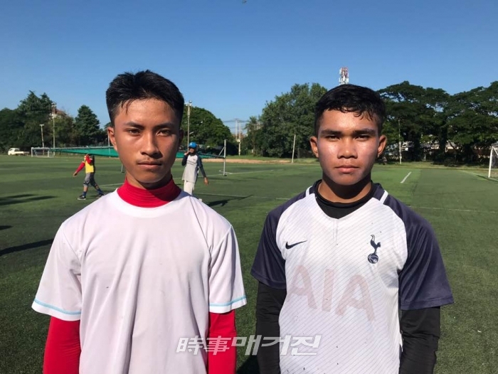 동덕국립대학교 영문과에 수석 입학한 버이 선수(왼쪽)와 비 선수(오른쪽)(사진_헐크파운데이션)