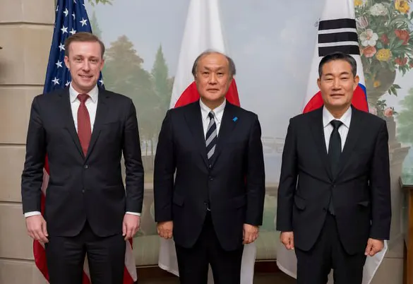 신원식 대통령실 국가안보실장, 아키바 다케오 일본 국가안전보장국장, 제이크 설리번 미국 국가안보보좌관은 지난 25일(현지시간) 미국의 수도 워싱턴 D.C.에서 한미일 안보실장 3자 회의을 개최하고 북한의 러시아 파병 문제 등을 논의했다.(사진_대통령실)