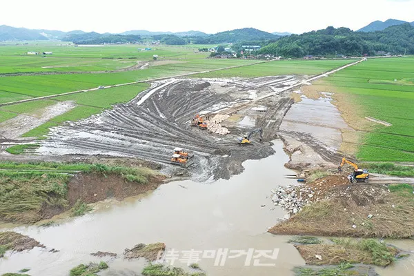 하늘에서 내려다 본 나주시 다시면 문평천 제방 복구 현장. 지난 주 최대 400mm가 넘는 폭우로 제방 230m구간(높이8m·폭25m)이 붕괴됐다.(사진_나주시청)