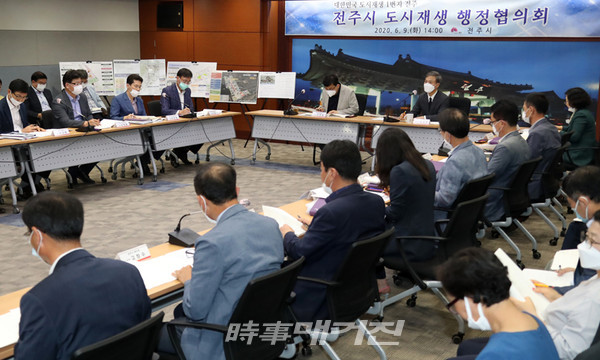 전주시는 21일 사회연대지원단 신년브리핑을 통해 ‘사회연대가 살아있는 사람중심도시 전주’를 비전으로 사회연대·공동체·도시재생 분야 8대 추진전략을 제시했다.(사진-전주시청)