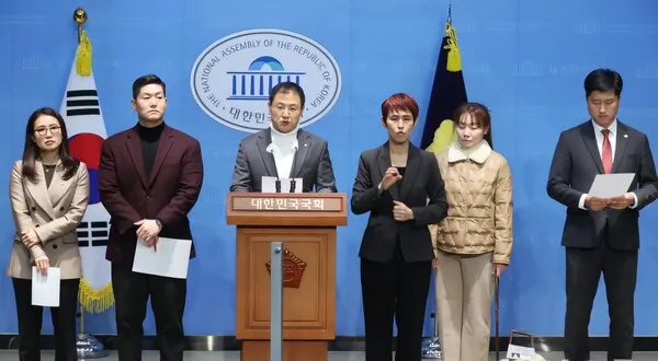 국민의힘 소속 초.재선 의원 5인이 국회 소통관에서 기자회견을 하고 있다(사진-국민의힘)
