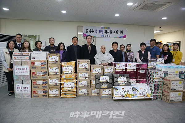 1004섬 신안군은 설 명절을 앞두고 22일까지 추석 명절 특별 위문 기간으로 지정하고 저소득 주민 4,244세대, 사회복지시설 18개소, 경로당 398개소에 각종 위문품을 지원했다.(사진_신안군청)