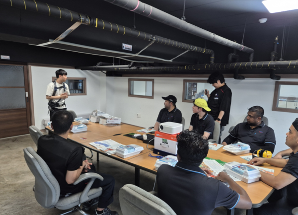 건강보험심사평가원은 29일 원주소방서와 함께 외국인 노동자를 대상으로 찾아가는 산업안전 캠페인을 실시했다. (사진_건강보험심사평가원)
