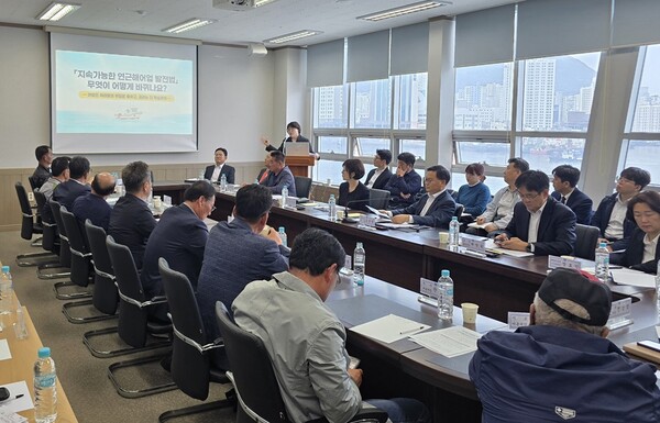 17일 김성범 해양수산부 차관이 부산에서 열린 어업인 소통간담회에서 부산지역 수협 조합장, 어촌계장, 어업인들과 연근해어업 발전 방향과 현장 애로를 논의하고 있다.(사진_해수부)