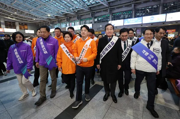개혁신당, 새로운미래, 새로운선택, 원칙과상식 등이 이날 오전 서울 용산역에서 합동으로 귀성인사에 나선 4개 세력 인사들 모습.