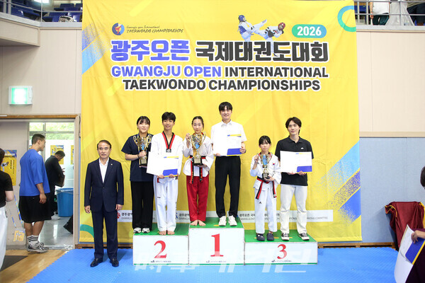 2026광주오픈 국제태권도대회 품새 종합우승 시상장면(사진 정연수 기자)