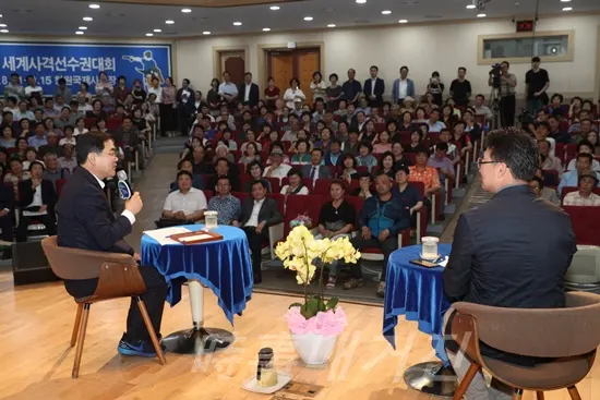 허성무 창원시장이 시민들 앞에서 허심탄회 진심토크를 하고 있다. (사진제공:창원시청)