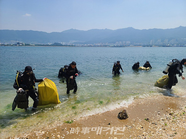 해군 특수전전단은 “바다의 날과 현충일을 맞아 5월 29일(금)과 6월 4일(목) 2일간 UDT 충혼탑이 있는 대죽도, 故 한주호 준위 동상이 있는 진해 해변 공원 주변 해안에서 환경정화활동을 펼친다"고 밝혔다.사진은 해군특전전단 장병들이 29일(금) 대죽도 인근 해안에서 수중 환경정화활동을 하고 있는 모습이다.(사진_해군 특수전전단)