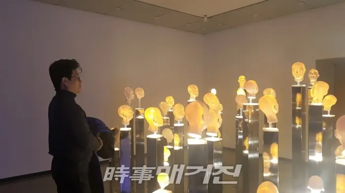 조각가 임영선이 자신의 내면의 유토피아를 형상화한 작품, 피안의 땅을 바라보고 있다. 2018 작품 / 시사매거진 하명남 기자